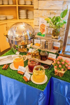 Petit déjeuner, déjeuner et dîner servis sur place