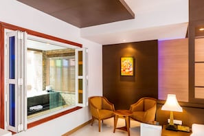 Nipa Grand Suite Room | Oleskelualue | 43–tuumainen LED-televisio, jossa kaapelikanavat