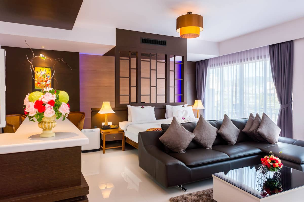 Nipa Grand Suite Room | Een minibar, een kluis op de kamer, geluiddichte muren, gratis wifi
