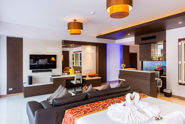 Nipa Grand Suite Room | Oleskelualue | 43–tuumainen LED-televisio, jossa kaapelikanavat