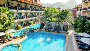 Una piscina al aire libre, sombrillas
