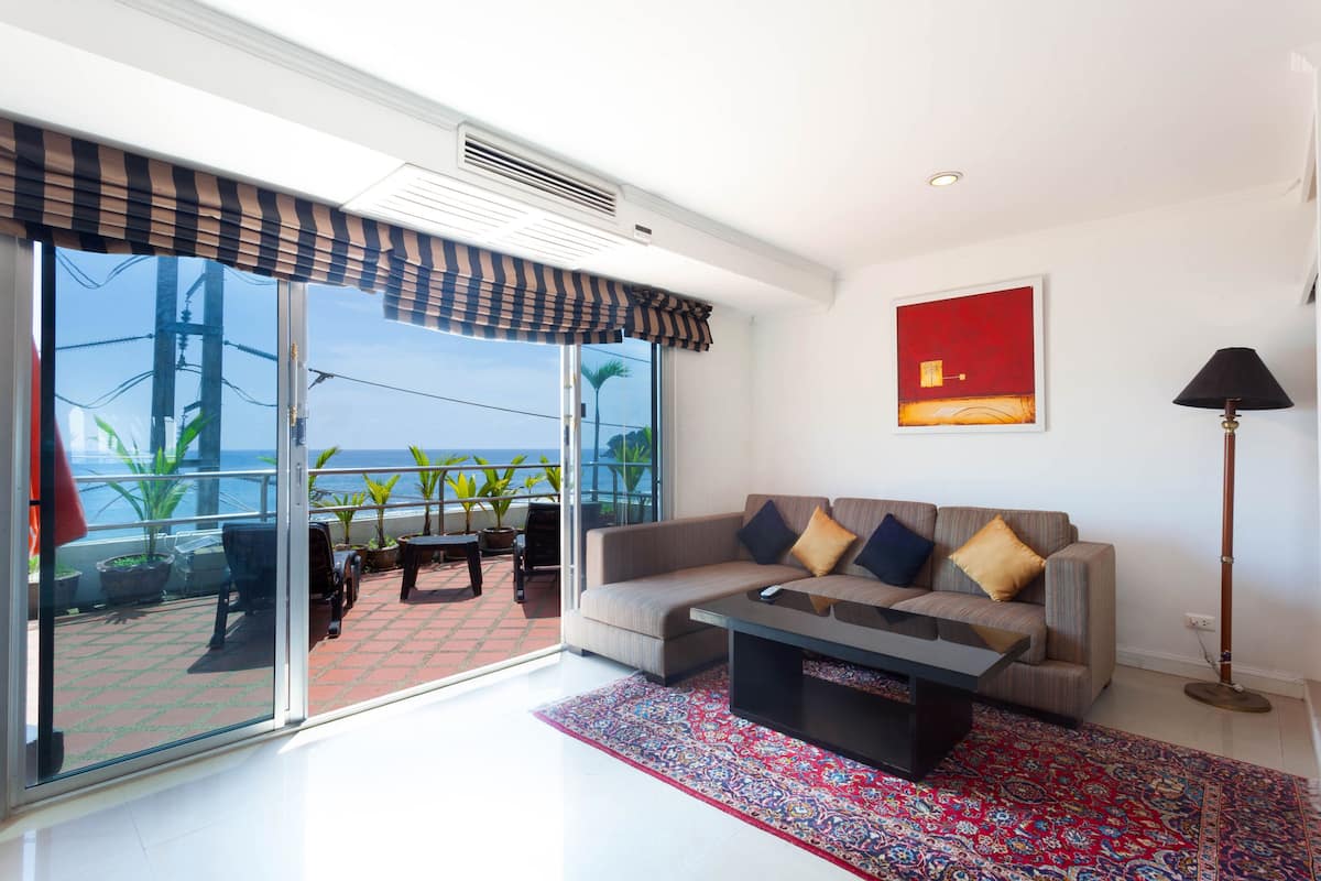 Penthouse | Minibar, in-room safe, desk, blackout drapes