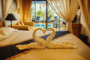 Chambre Deluxe, accÚs piscine | Coin séjour | Télévision