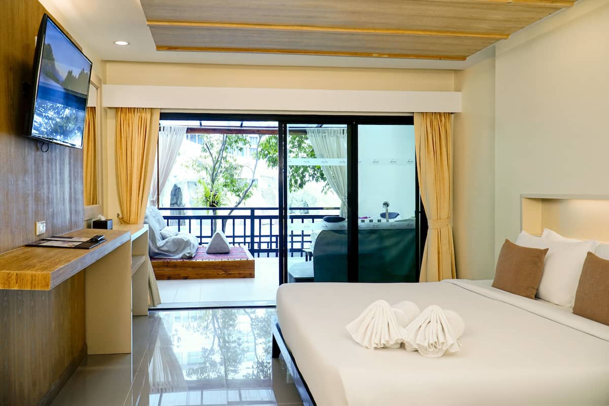 Premier Jacuzzi | Minibar, in-room safe, blackout curtains, free cots/infant beds