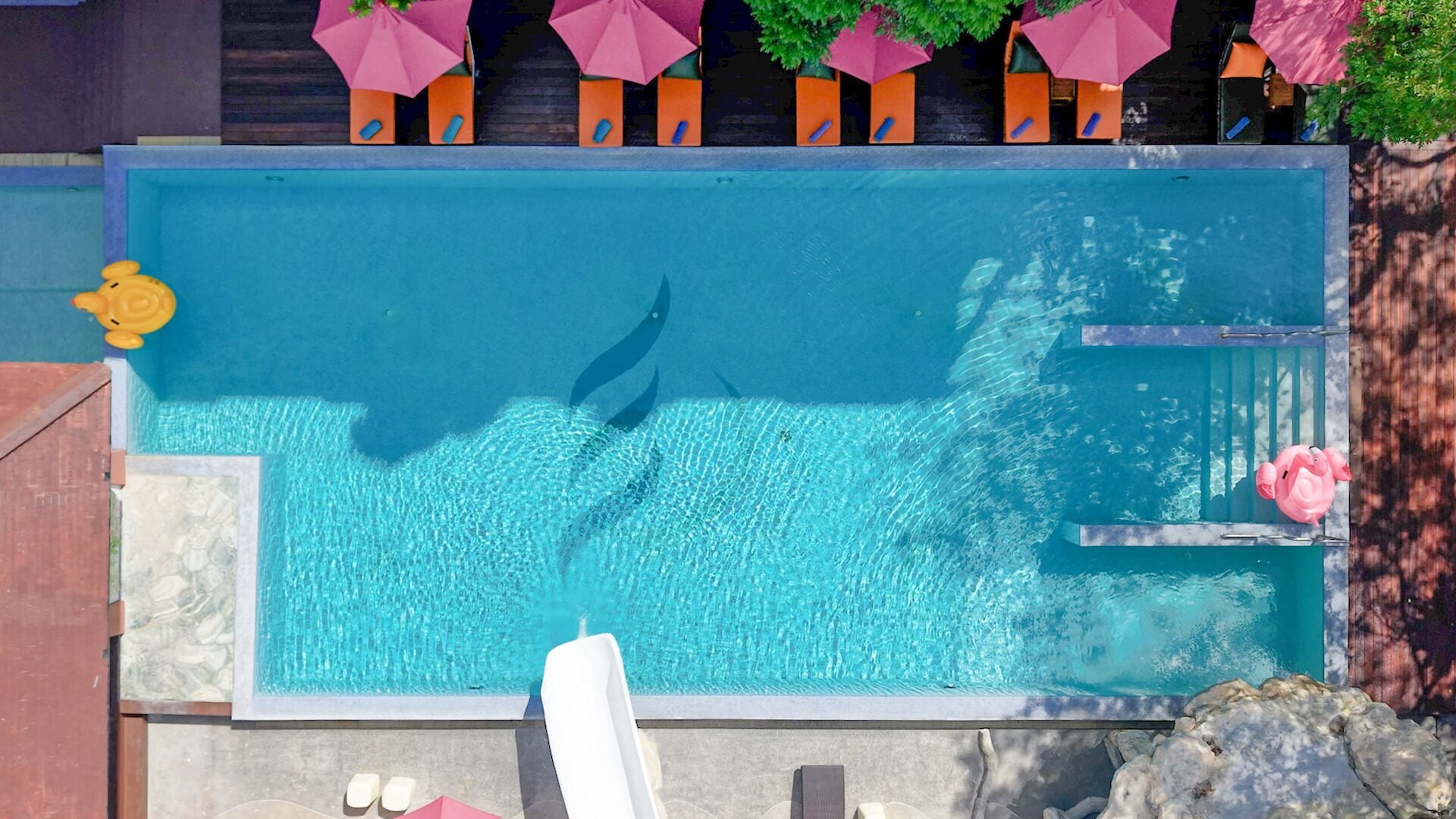 สระว่ายน้ำกลางแจ้ง, ร่มริมสระว่ายน้ำ