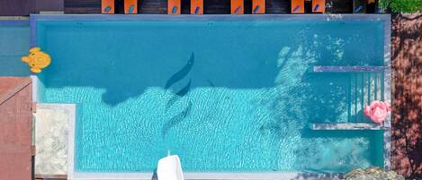 Utendørsbasseng og bassengparasoller