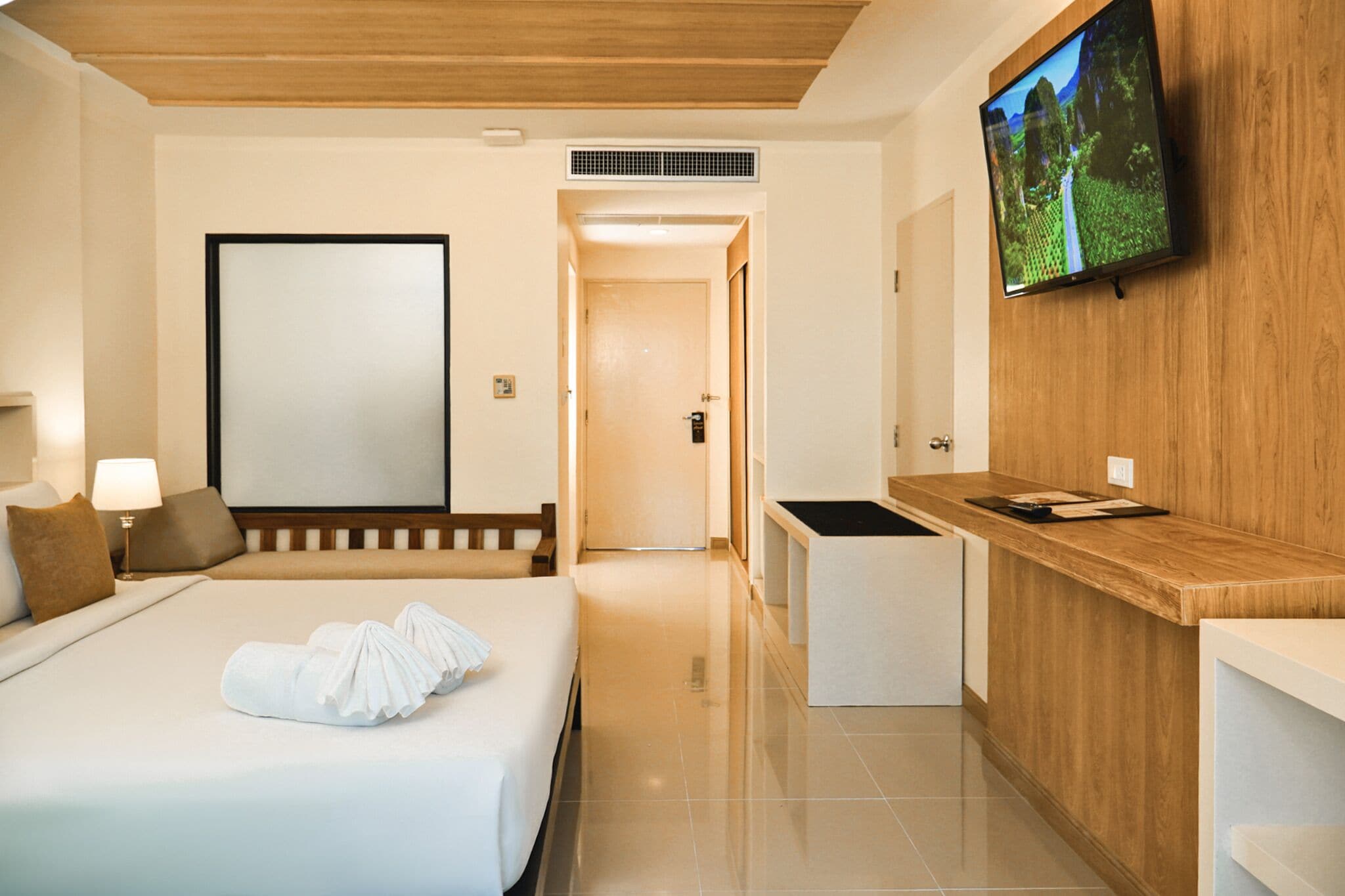 Premier Jacuzzi | Minibar, in-room safe, blackout drapes, free WiFi