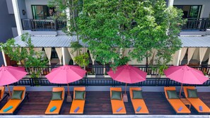 Outdoor pool, pool umbrellas - Phuvaree Resort (Patong)