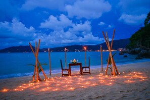 บริการอาหารเช้า อาหารกลางวัน อาหารเย็น, อาหารนานาชาติ, วิวชายหาด 