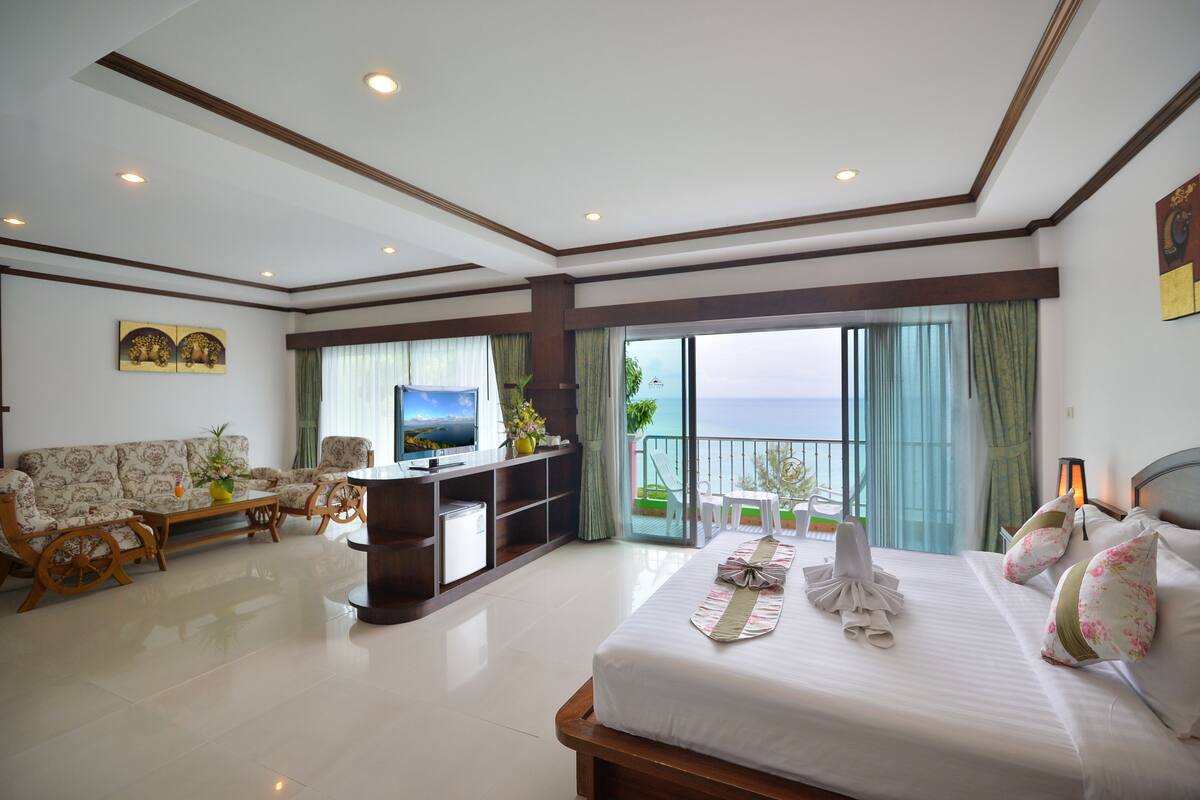 Junior Suite, Sea View | Minibar, in-room safe, desk, cribs (free)