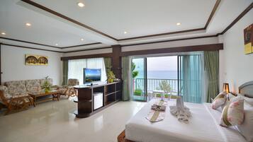 Junior Suite, Sea View | Minibar, in-room safe, desk, free cots/infant beds