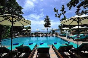2 outdoor pools, pool umbrellas