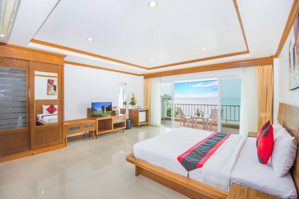 Deluxe Room, Sea View | Minibar, in-room safe, desk, cribs (free)