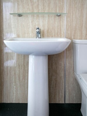Standard Double Room, 1 Double Bed | Bathroom | Shower, towels