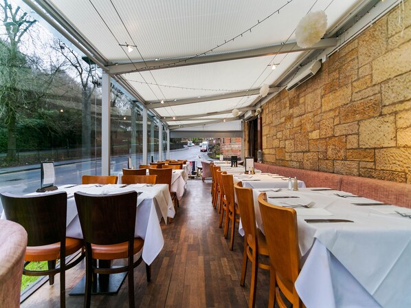 Breakfast area - OYO The Ivory Hotel (Glasgow)