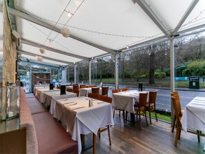 Restaurant - OYO The Ivory Hotel (Glasgow)