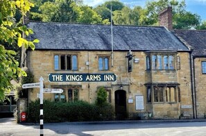 Property entrance - The Kings Arms Inn (Montacute)