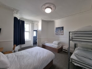 Rum - eget badrum (5 Bedded Room) | Wi-fi och sängkläder