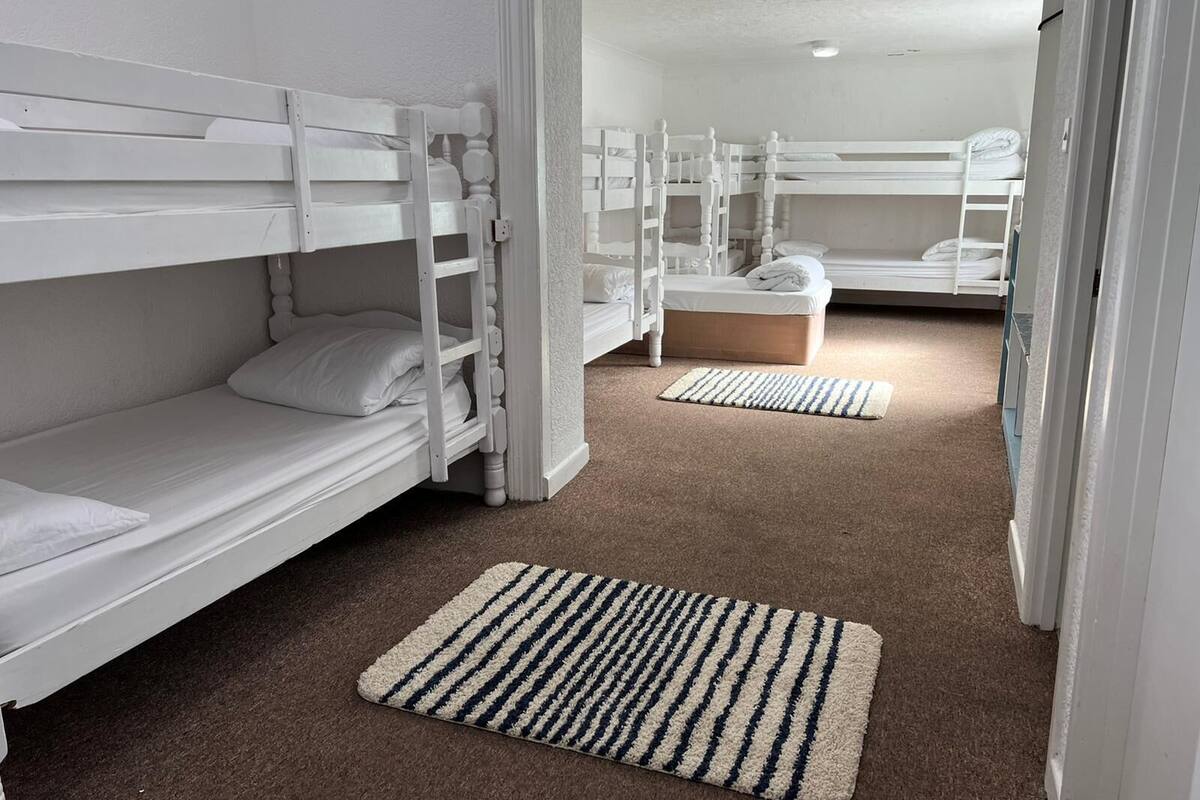 Rum - eget badrum (11 bedded room) | Wi-fi och sängkläder