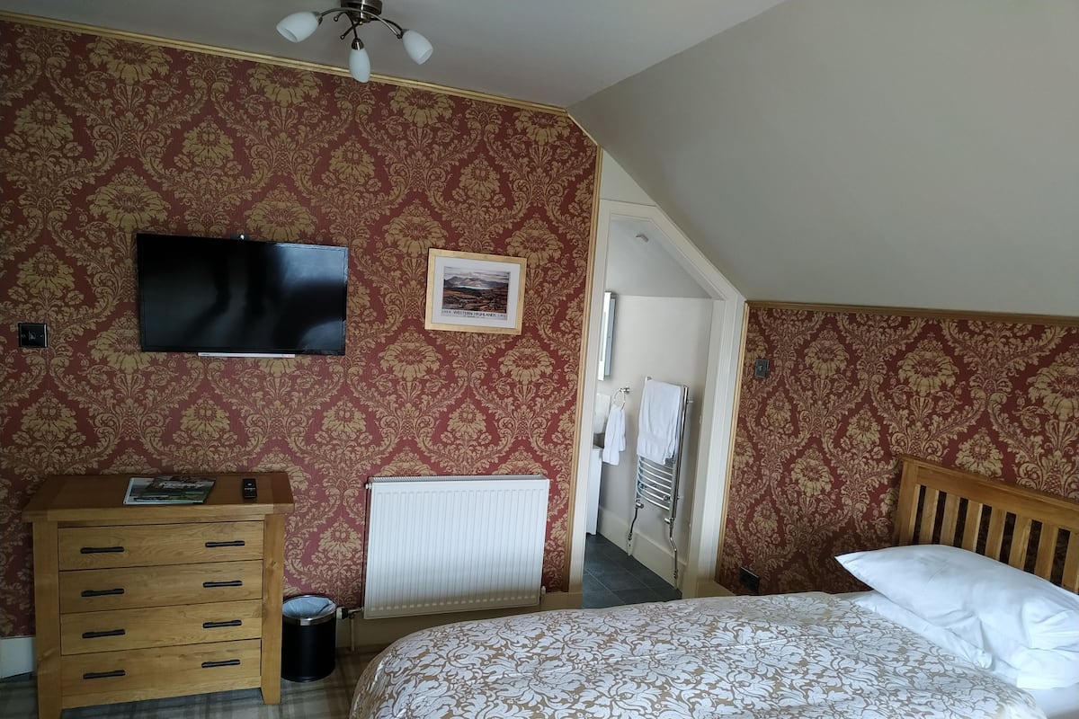 Family Room | Desk, free WiFi