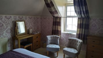 Family Room | Desk, free WiFi