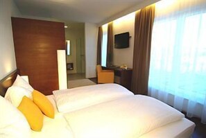 Una cassaforte in camera, una scrivania, insonorizzazione