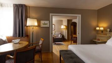 Suite Deluxe | Minibar, caja de seguridad en la habitación y escritorio