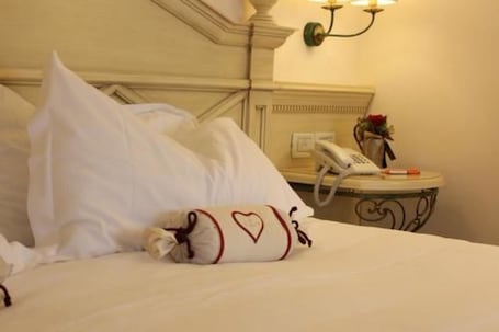 Minibar, caja fuerte, escritorio y sistema de insonorización. Alpen Suite Hotel