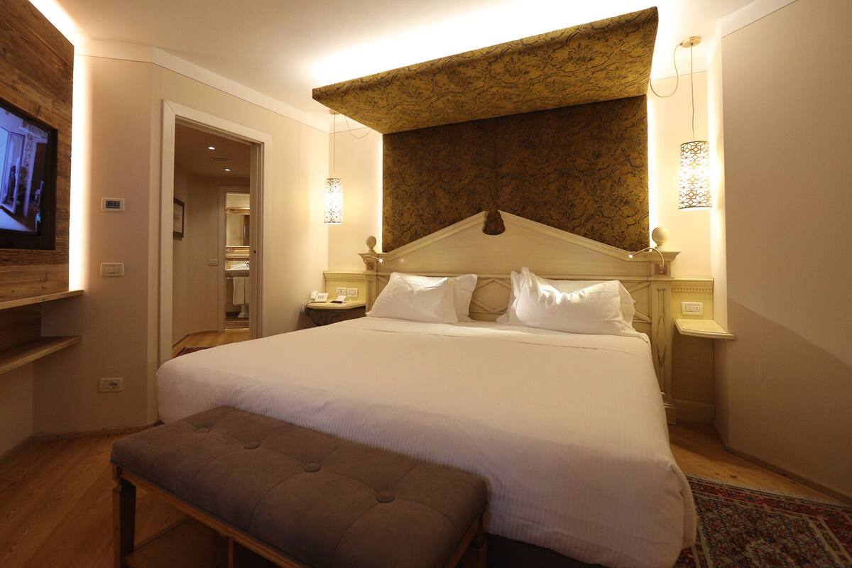 deluxe suite | 1 bedroom, minibar, in-room safe, desk