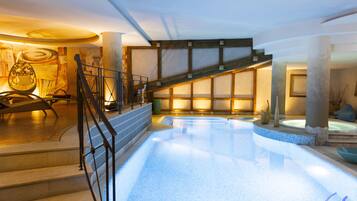 Alberca techada y camastros