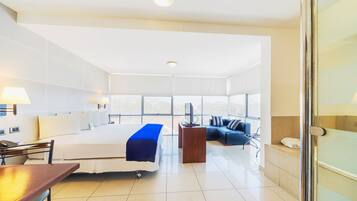 Suite | Seprai premium, minibar, brankas, dan meja kerja