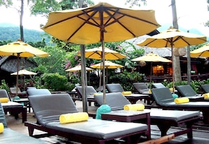 Inomhuspool, utomhuspool, parasoller och solstolar