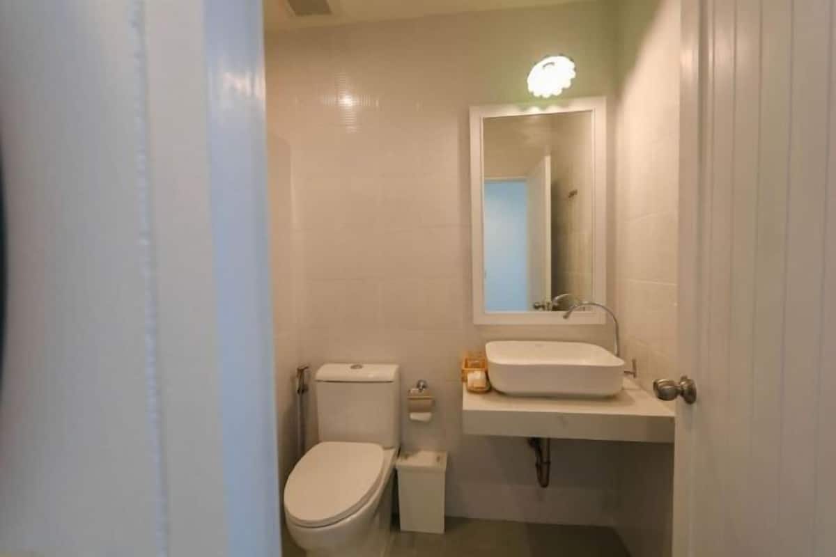 Badkamer | Een douche, gratis toiletartikelen, een haardroger, handdoeken