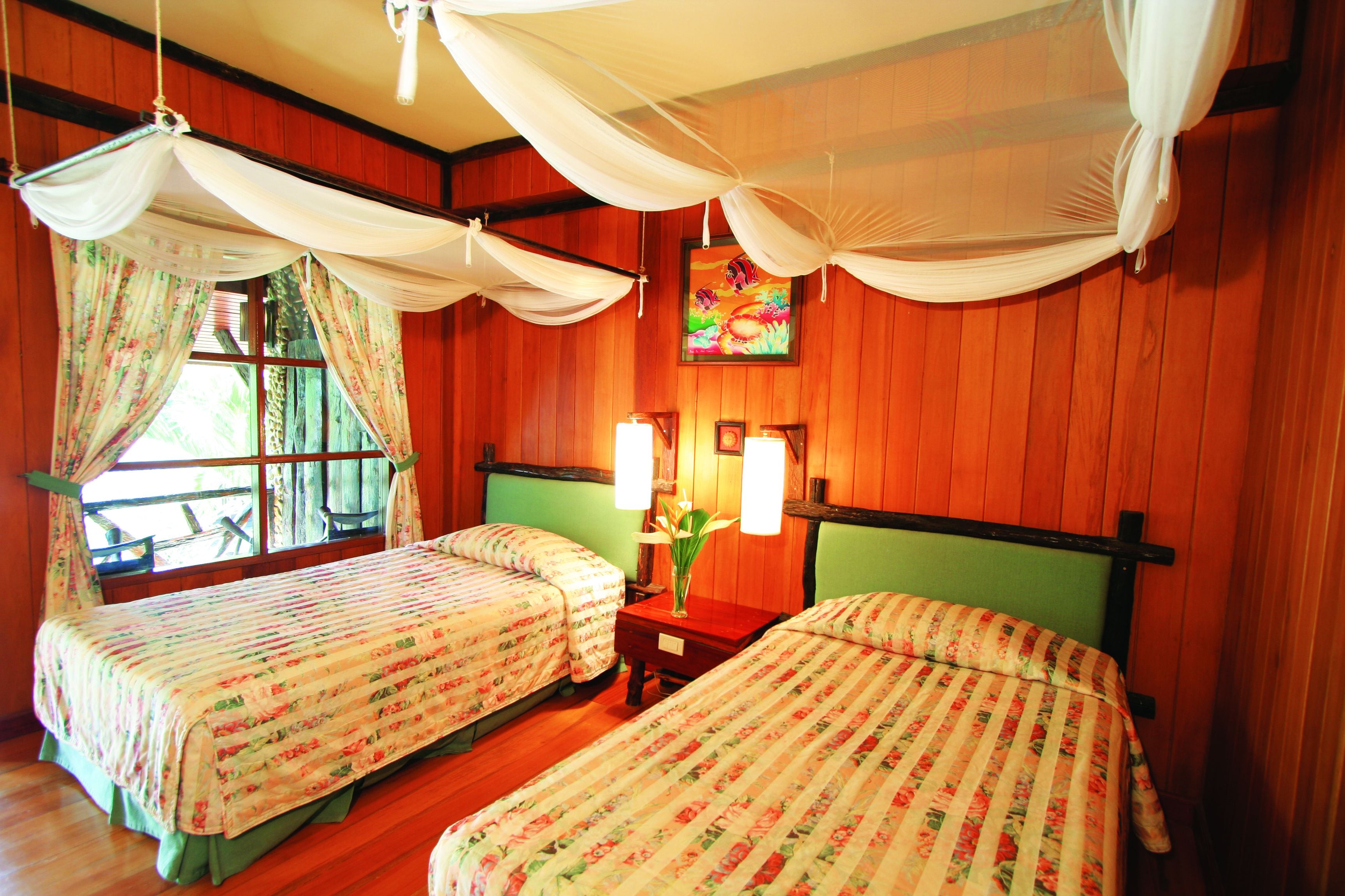 Ropa de cama hipoalergénica y minibar 