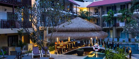 Alberca al aire libre y camastros