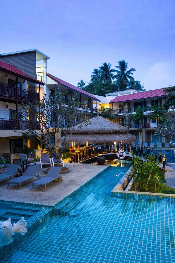 Una piscina al aire libre, tumbonas
