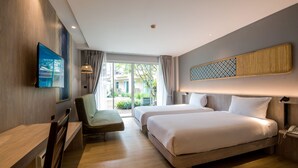 Una habitación de hotel moderna con dos camas, un escritorio, una silla y un televisor.