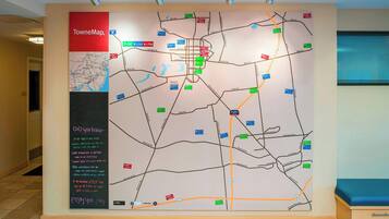 Une grande carte murale avec une inscription rouge « TowneMap », divers marqueurs de couleurs et une section intitulée « Le saviez-vous...? ».