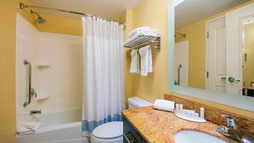 Une salle de bain équipée d’une douche, de toilettes, d’un lavabo et d’un porte-serviettes avec des serviettes.