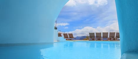 Piscine extérieure, parasols de plage, chaises longues