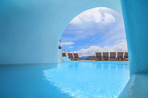 Außenpool, Sonnenschirme, Liegestühle