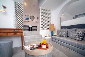 Vibrant Suite with Sunset View | Wohnbereich | 24-Zoll-Flachbildfernseher mit Satellitenempfang, Fernseher