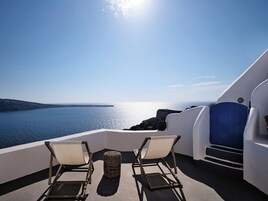 Plunge Pool Superior Suite with Sunset View | 高档床上用品、加厚床垫、迷你吧、客房内保险箱