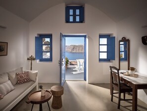 Premium bedding, pillow-top beds, minibar, in-room safe - Esperas Santorini (Santorini)