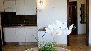 Full-sized fridge, microwave, cookware/dishes/utensils - Porto Quadro (Santa Teresa di Gallura)