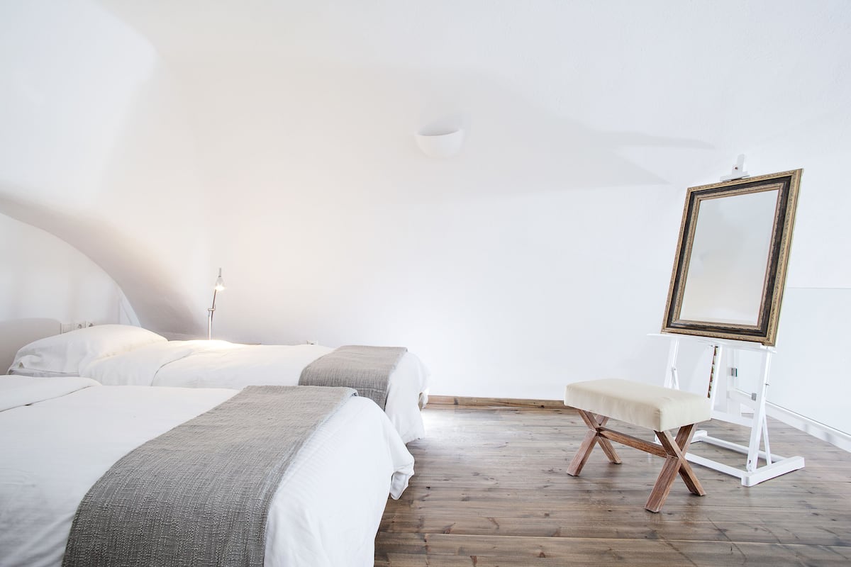 Suite (Roza) | 1 bedroom, premium bedding, minibar, in-room safe