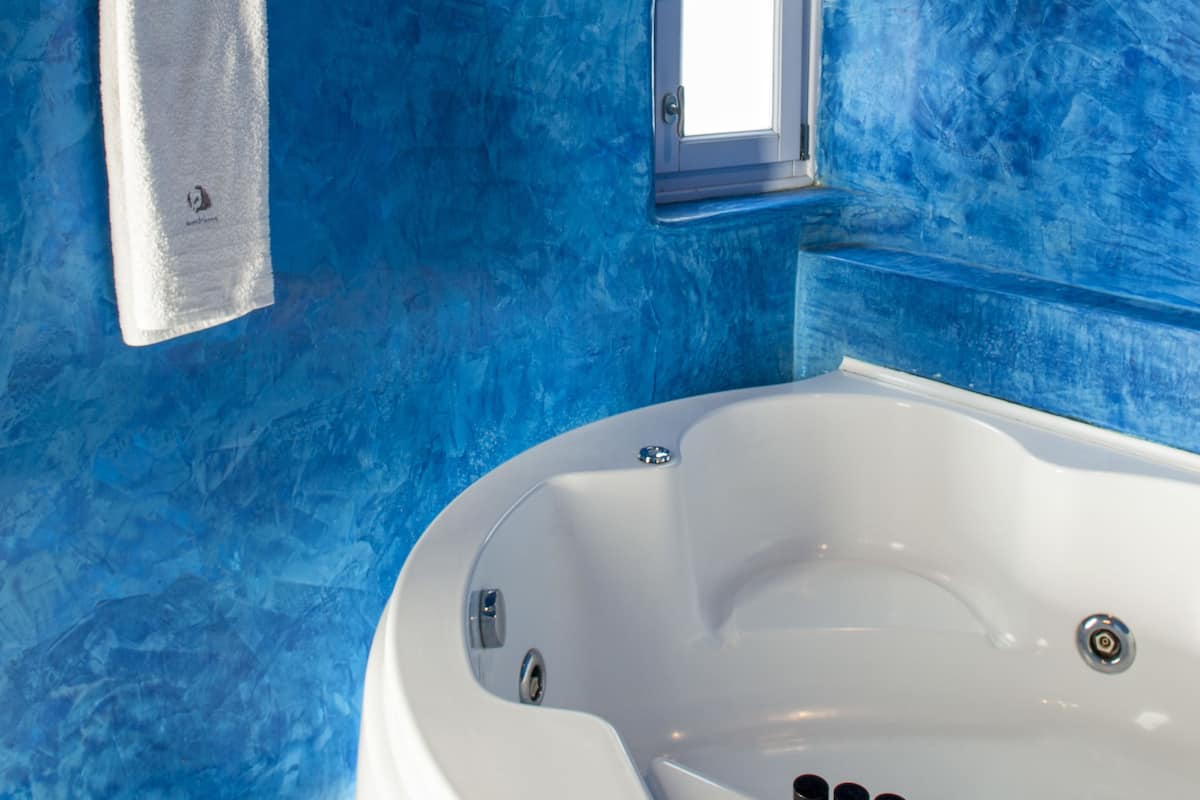 suite (ostria) | bathroom amenities | free toiletries, hair dryer, bathrobes, slippers