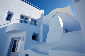 Un bâtiment blanc doté de nombreuses fenêtres et de balcons.