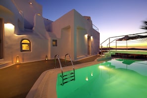 Una piscina al aire libre, tumbonas