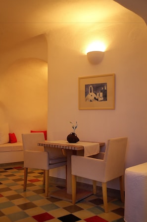 Suite (Rozaki) | Zona de estar | Una televisión de pantalla plana